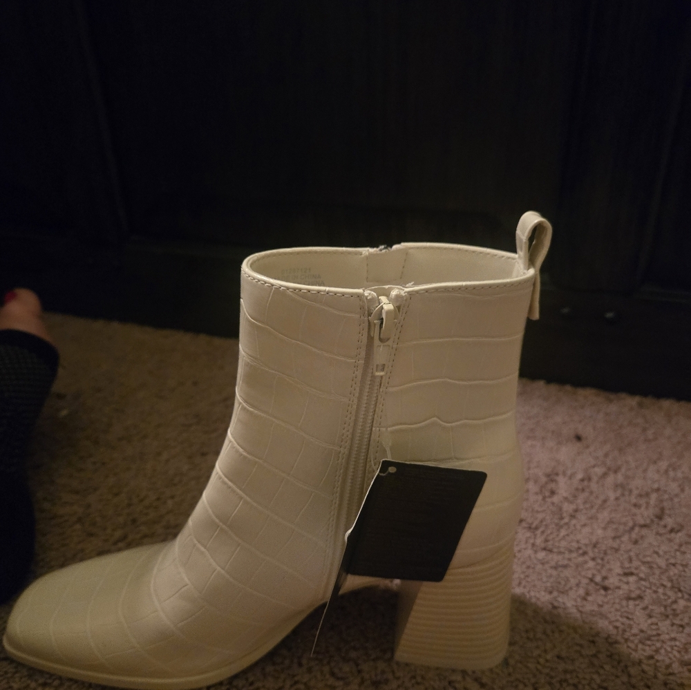 NWT FOREVER 21 Booties - Picture 3 of 5